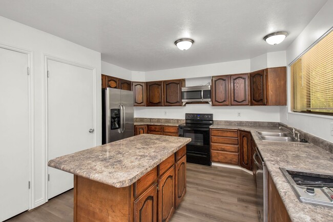 Building Photo - Enormous 4 Bed / 3 Bath Pet Friendly Home ...