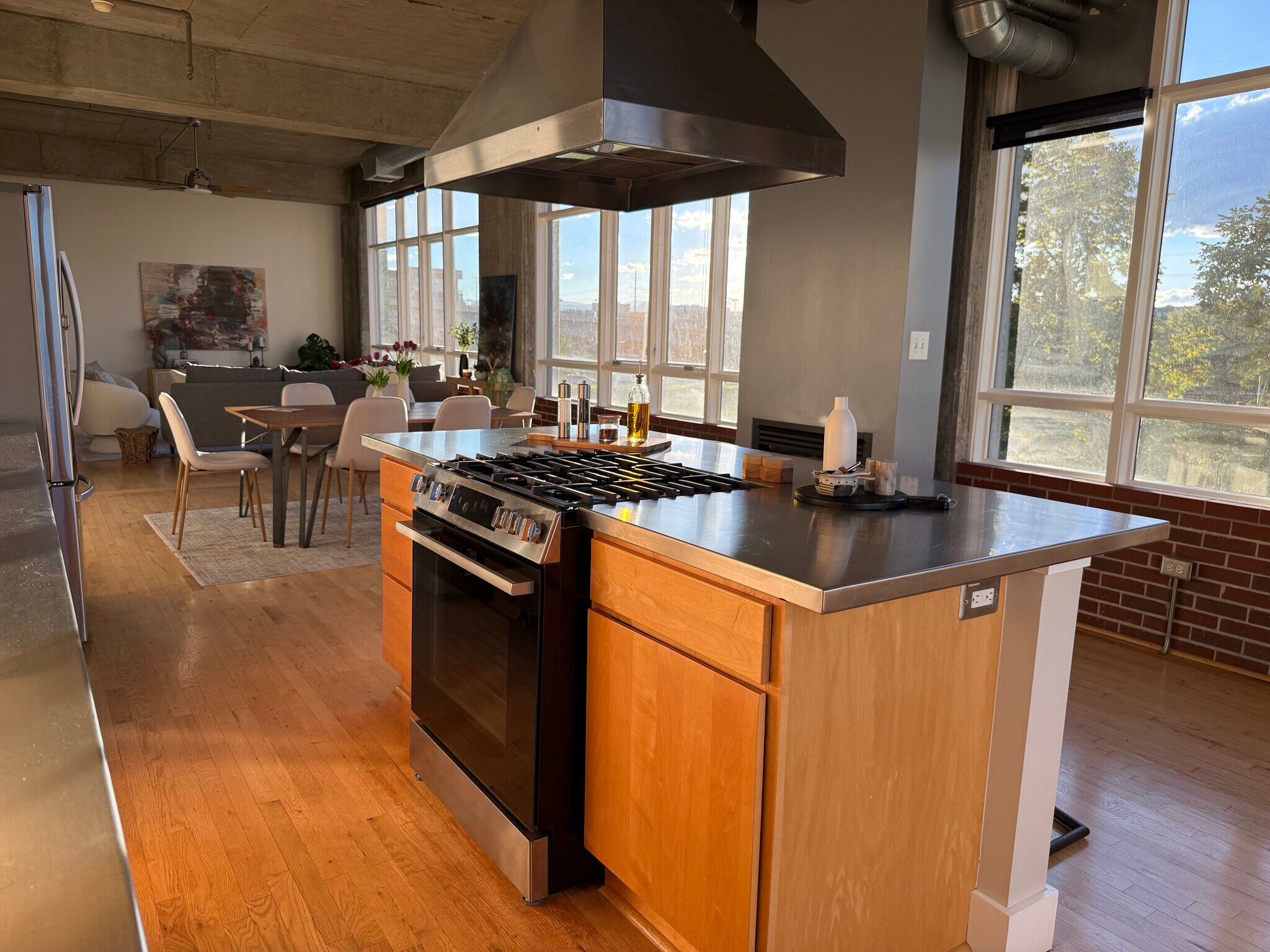 Building Photo - 2000 Little Raven St