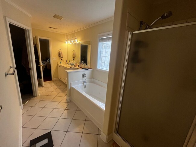 Building Photo - 3 bedroom 3 bath with Fenced in Yard in Ta...
