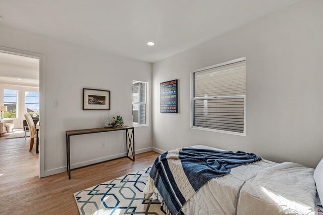 Building Photo - 4730 Melrose Ave