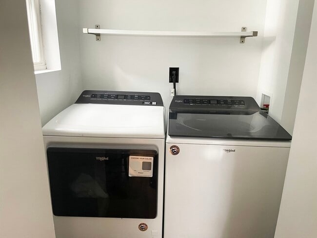 Building Photo - 26 Clifford St