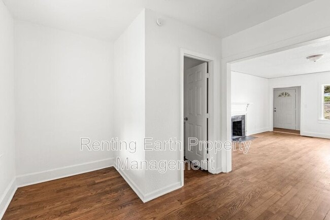 Building Photo - 1001 Valley Rd Pl