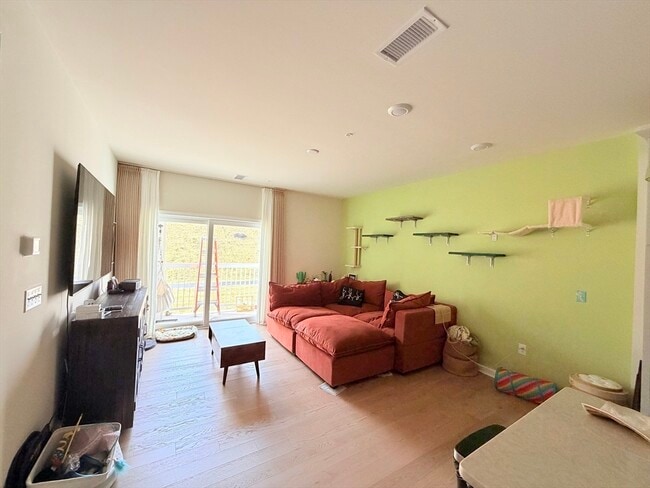 Building Photo - 6 Stratton Dr