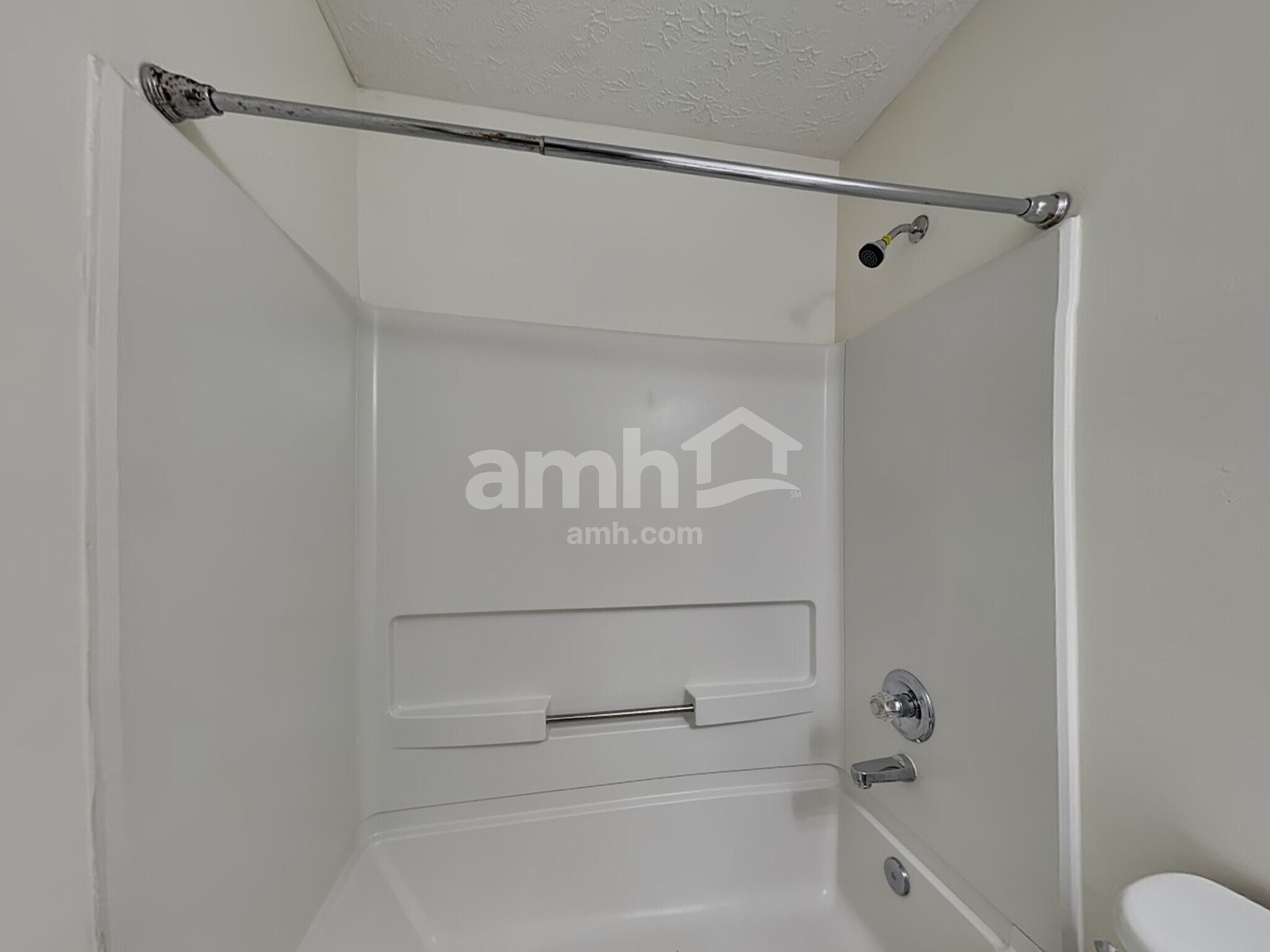 Building Photo - 558 The Blvd