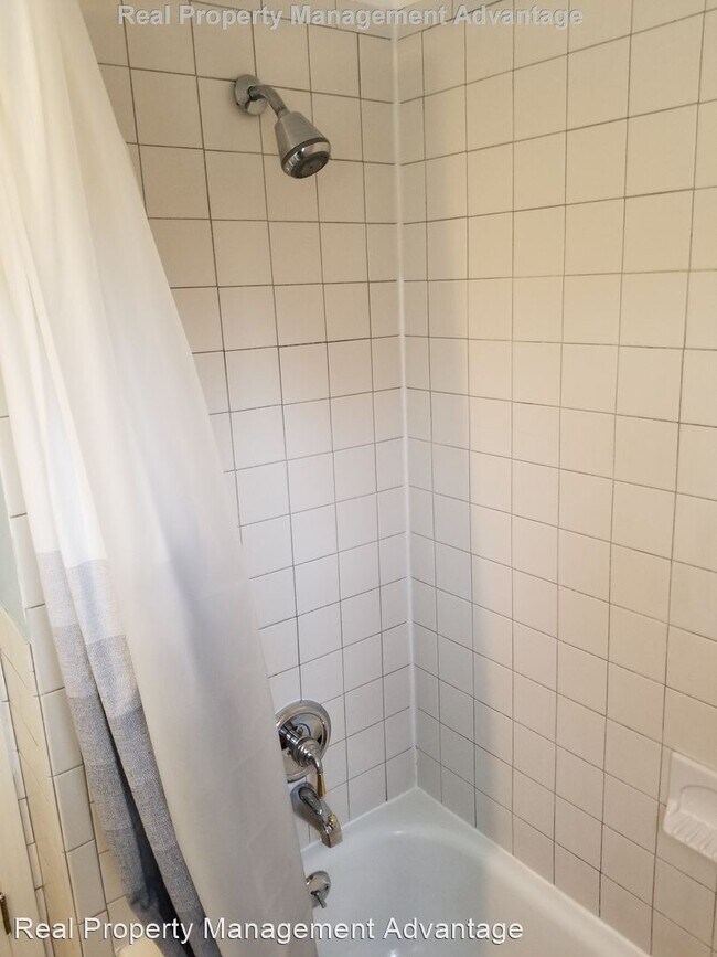 Building Photo - 3 br, 1 bath House - 21845 Novi Rd.