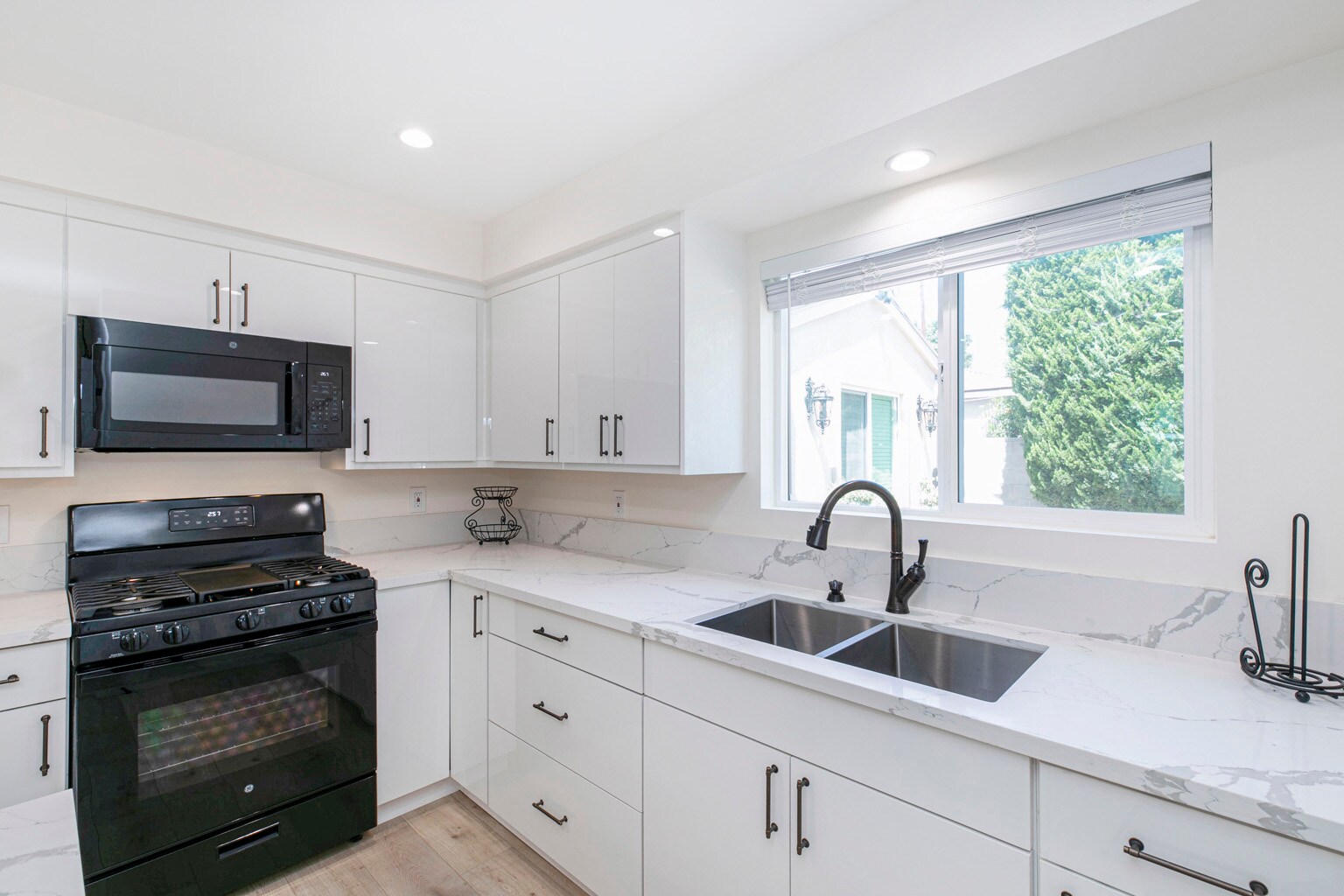 Building Photo - 15849 1/2 Malden St