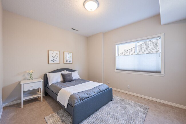 Building Photo - BEAUTIFUL 5 Bedroom Home in the Sought-After Hillshire Estates of Bull Mountain