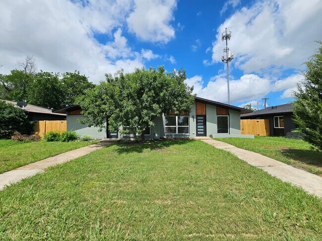 Building Photo - 1727 R Avenue