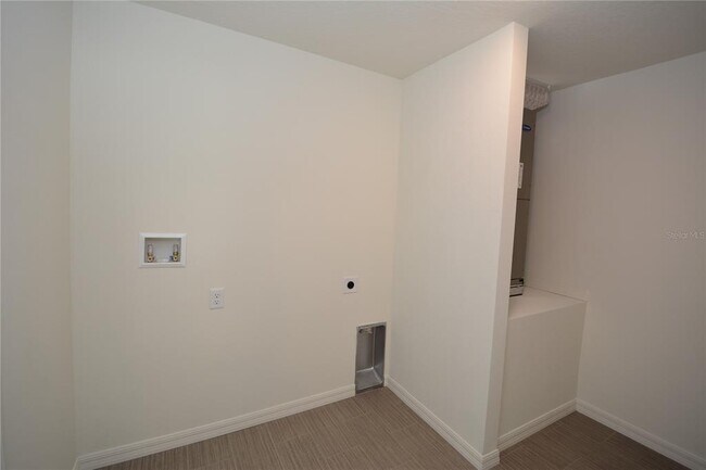 Building Photo - 11 Roxland Ln