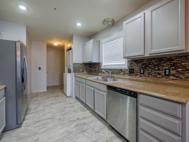 Building Photo - Spacious 3-Bedroom Home in a Great Pontiac Location!