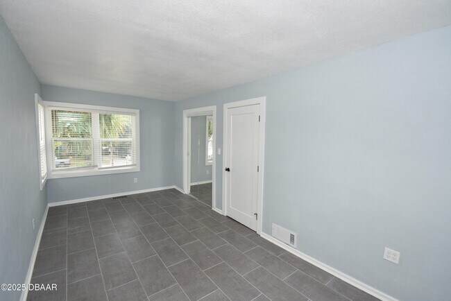 Building Photo - 403 N Oleander Ave