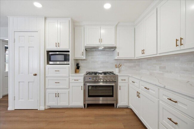 Building Photo - Charming one-of-a-kind 4 Bedroom Home