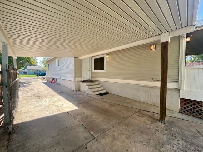 Building Photo - 1405 16th Ave