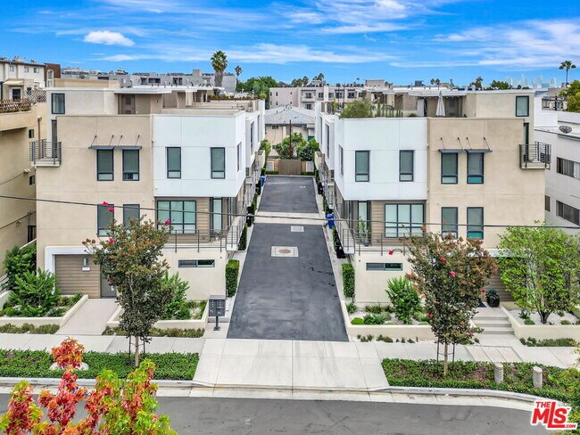 Building Photo - 1414 1/2 N Stanley Ave