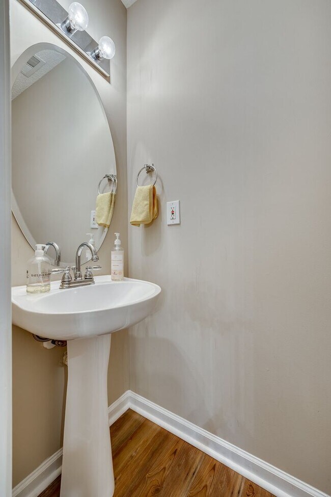 Building Photo - Beautiful, well maintained home in the hea...