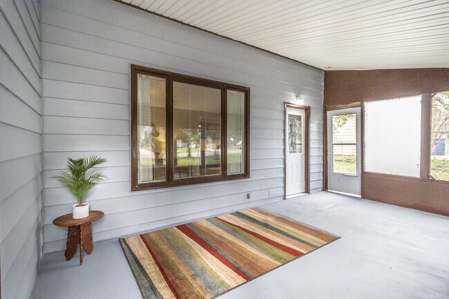 Building Photo - 1324 W Sioux St