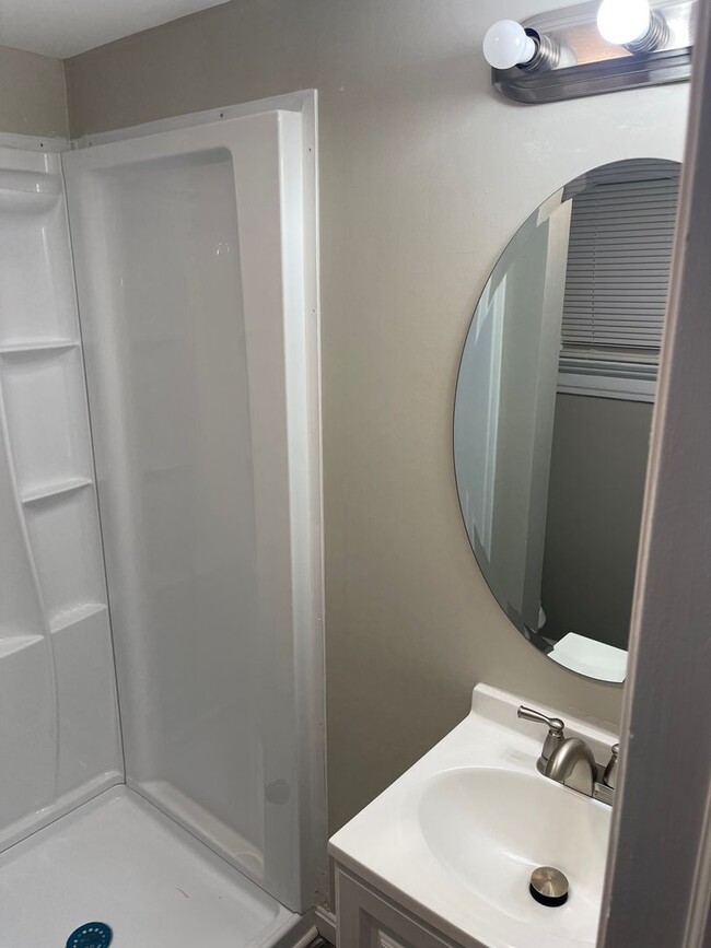 Building Photo - Newly remodeled 3 Bedroom 2.5 Bathroom House