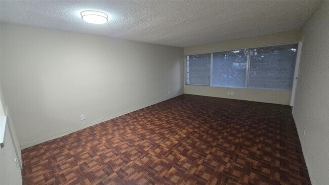 Building Photo - 16800 NE 15th Ave