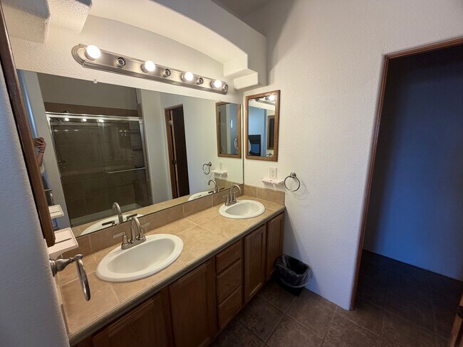 Building Photo - 3-Bedroom House!