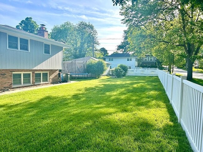 Building Photo - 106 S Bruner St