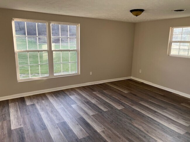 Building Photo - Large Single Family Home