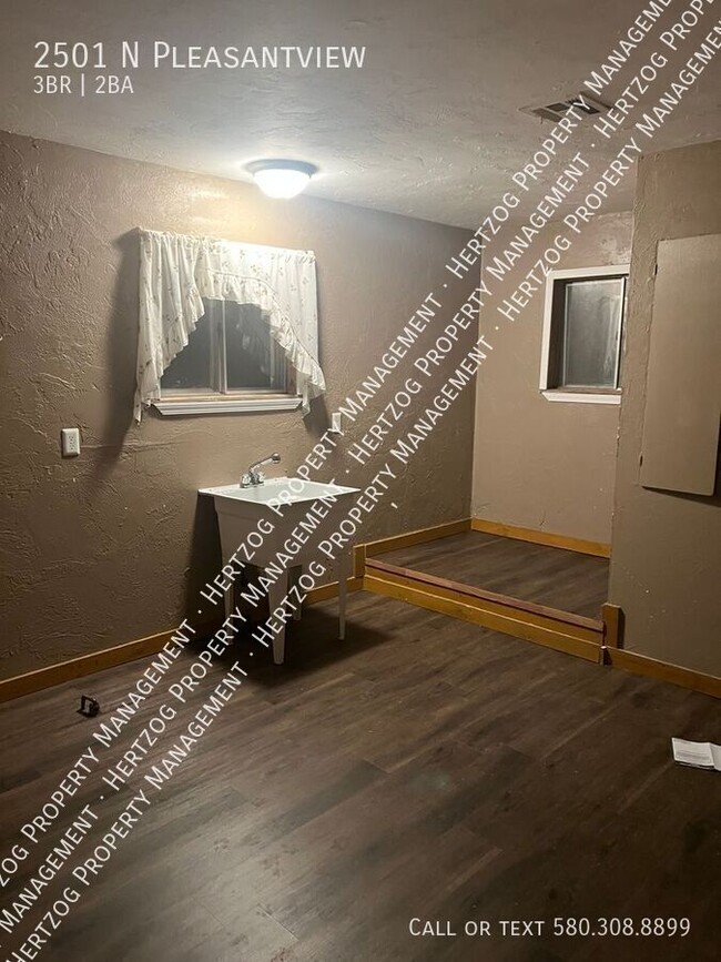 Building Photo - 2501 N Pleasantview-