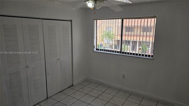 Building Photo - 2710 W 60th Pl
