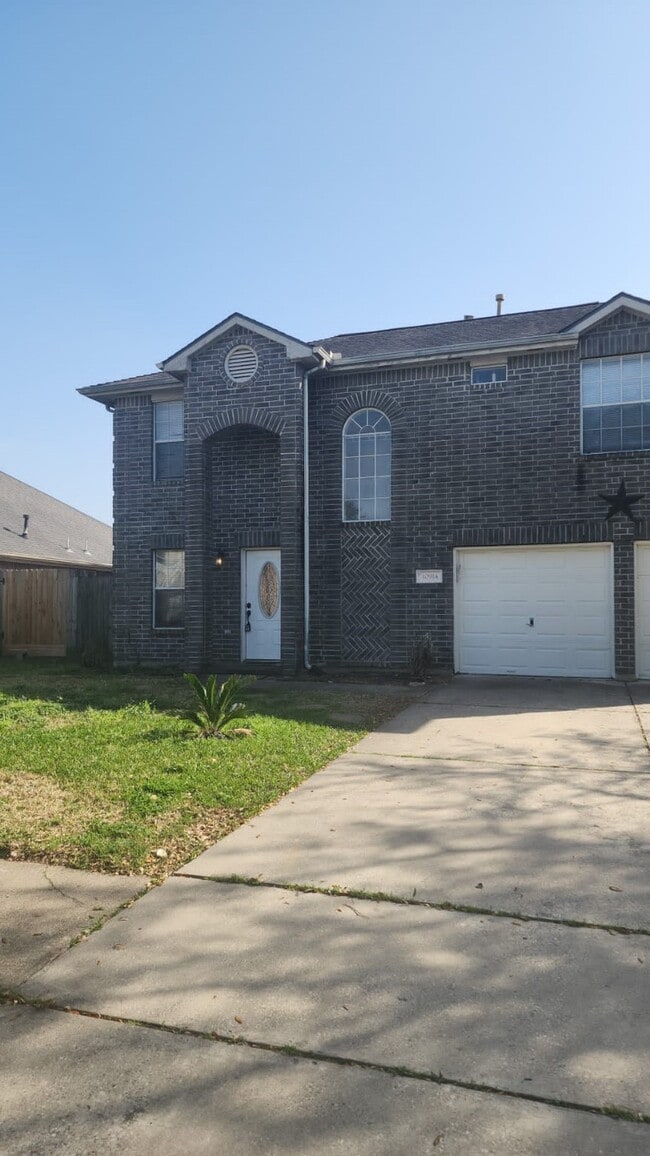 Building Photo - 10914 Spruce Dr N