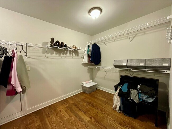 Building Photo - 5452 Oak Crest Ln