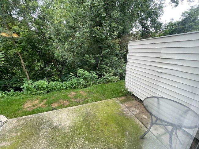 Building Photo - Lake Bella Vista Townhome Rockford