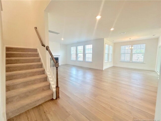 Building Photo - 282 Creekhaven Dr