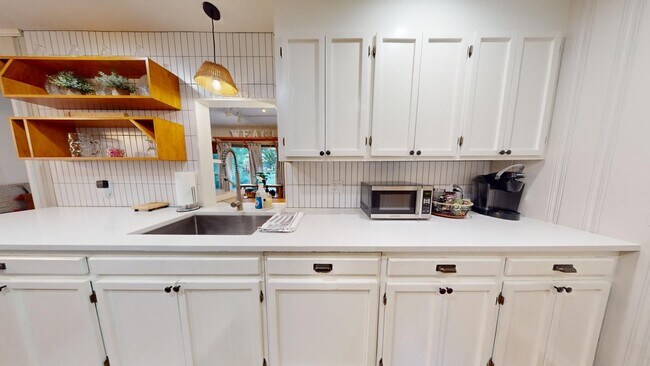 Building Photo - Super Cute One Level Home 1 mile from Toom...