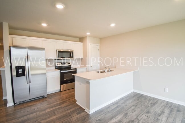 Building Photo - 4 Bedroom 3 Bath Ranch Finished Basement i...