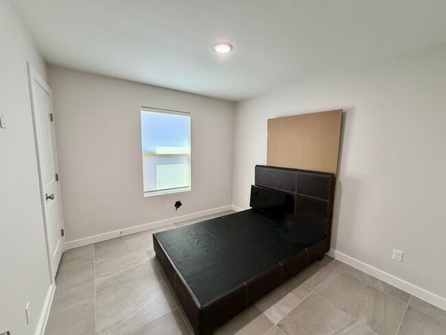 Building Photo - 4010 Ave Fenix Dr