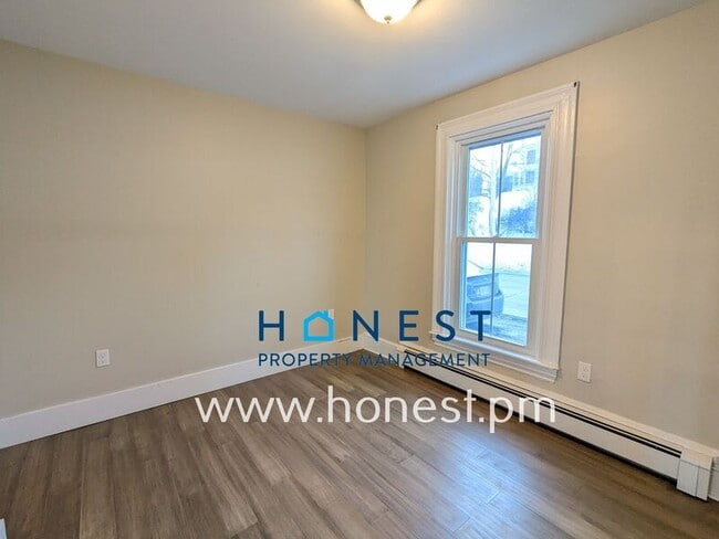 Building Photo - 18 Warren St