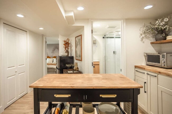 Building Photo - 300 N Inca St