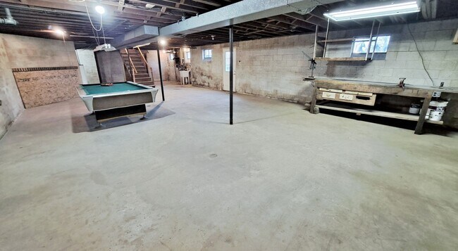 Building Photo - 3 Bed / 1-1/2 Bath Single Family Home w/ 2-Car Garage