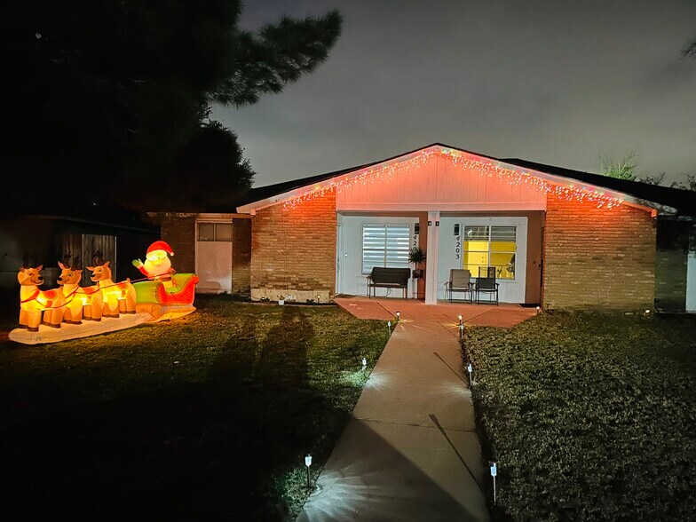 Building Photo - 4201 Siesta Ln