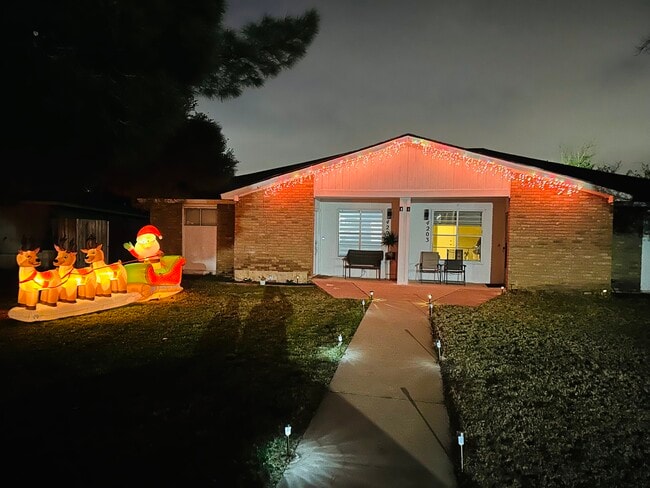 Building Photo - 4201 Siesta Ln