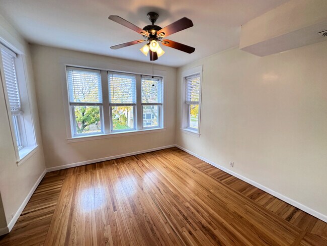 Building Photo - 4453 N Kilbourn Ave