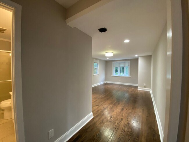Building Photo - Spacious 5Bed/3.5Bath Townhome in Prime To...