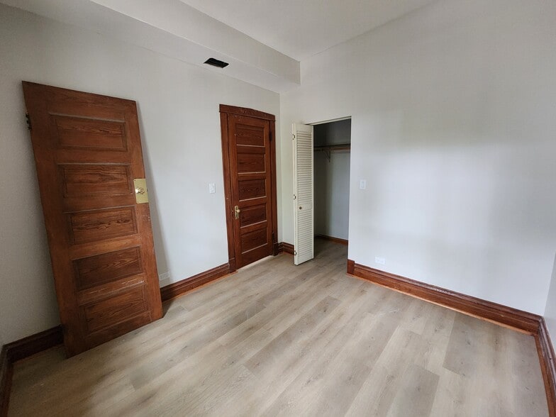 Building Photo - 5453 W Giddings St