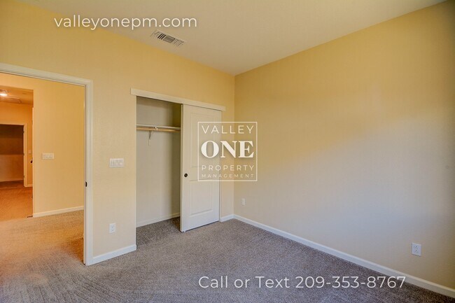 Building Photo - 637 Mansfield Dr