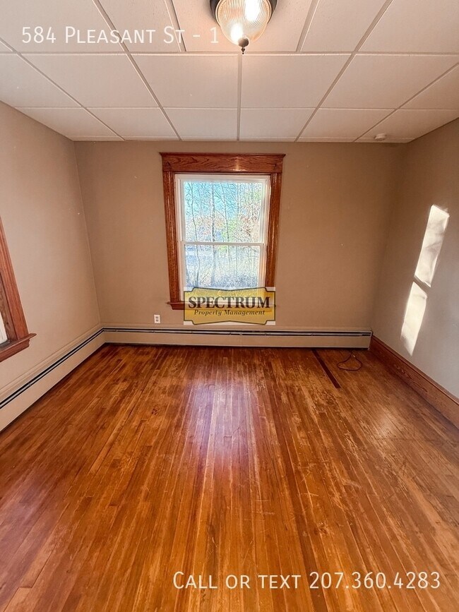 Building Photo - 584 Pleasant St