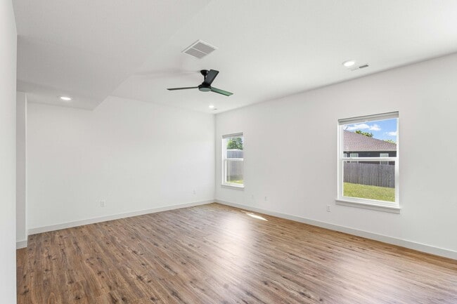 Building Photo - 3400 Naples Dr