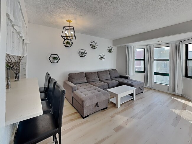 Building Photo - Well-Lit 1 Bedroom, 1 Bathroom Condo in Oa...