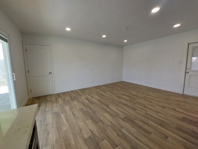 Dining Area - 1233 W Manhatton Dr