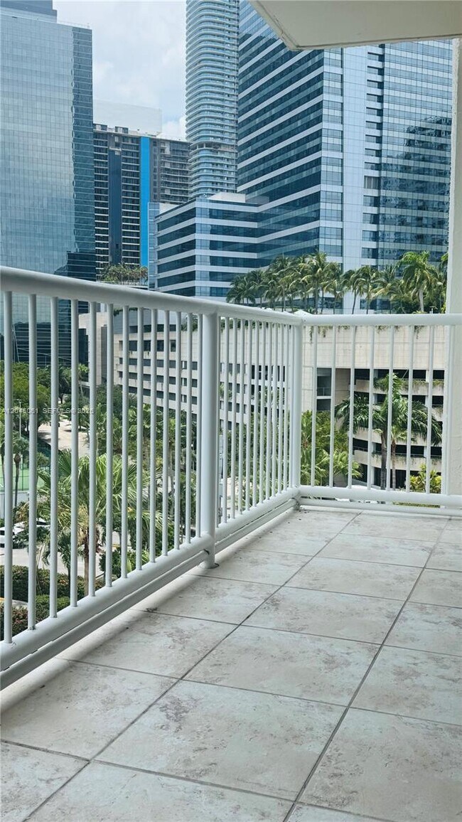Building Photo - 1440 Brickell Bay Dr