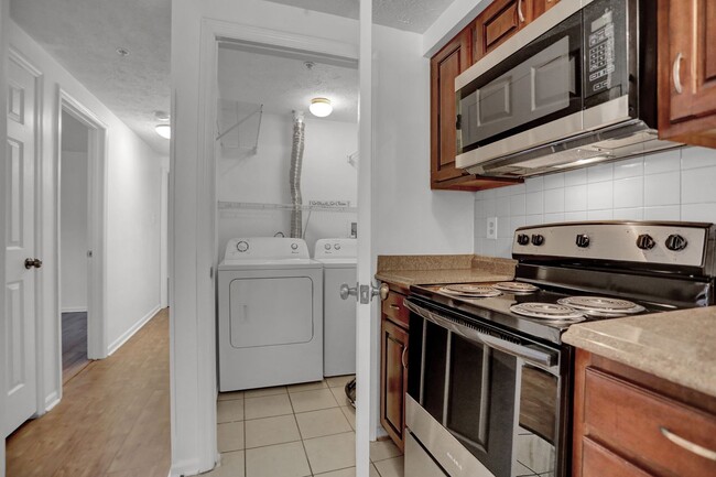 Building Photo - Large 2 Bedroom 2 Bath Ground Floor Condo - ZERO STEPS!