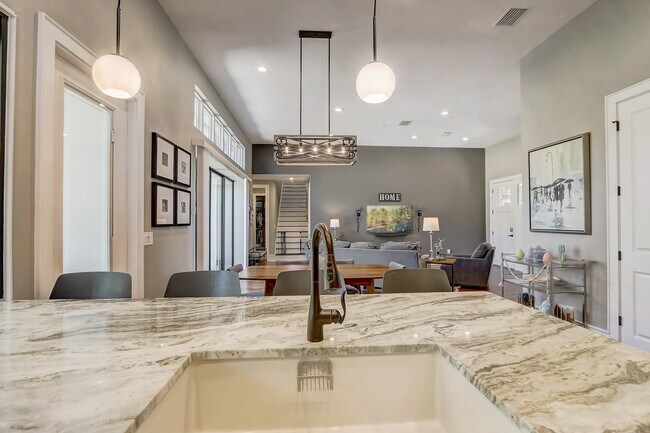 Building Photo - 10613 White Oak Dr